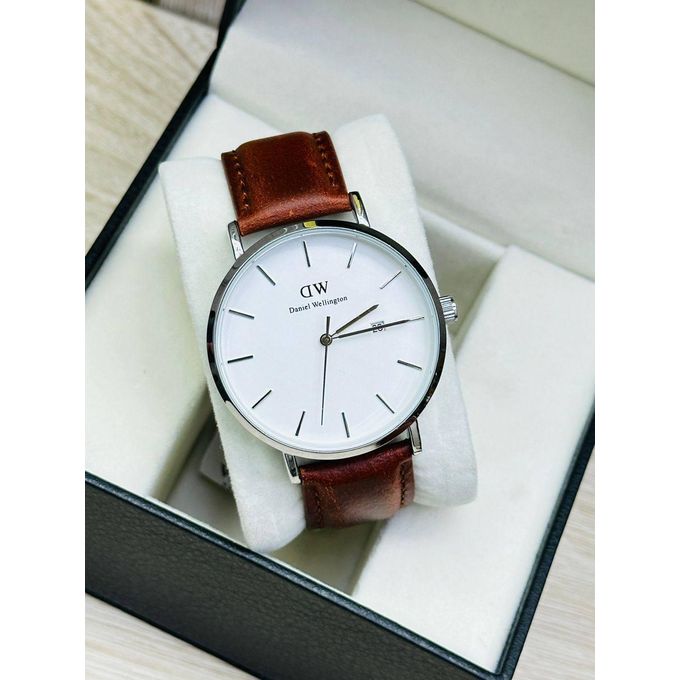 Montre analogique Daniel Wellington Bracelet Marron Fond Blanc