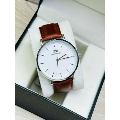 Montre analogique Daniel Wellington Bracelet Marron Fond Blanc
