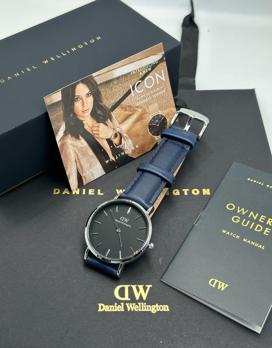 Montre analogique Daniel Wellington Bracelet Bleu Fond Noir