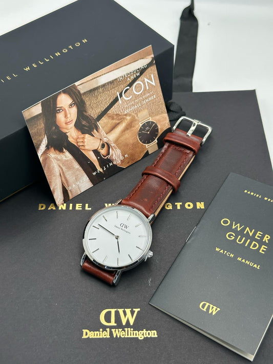 Montre analogique Daniel Wellington Bracelet Marron Fond Blanc