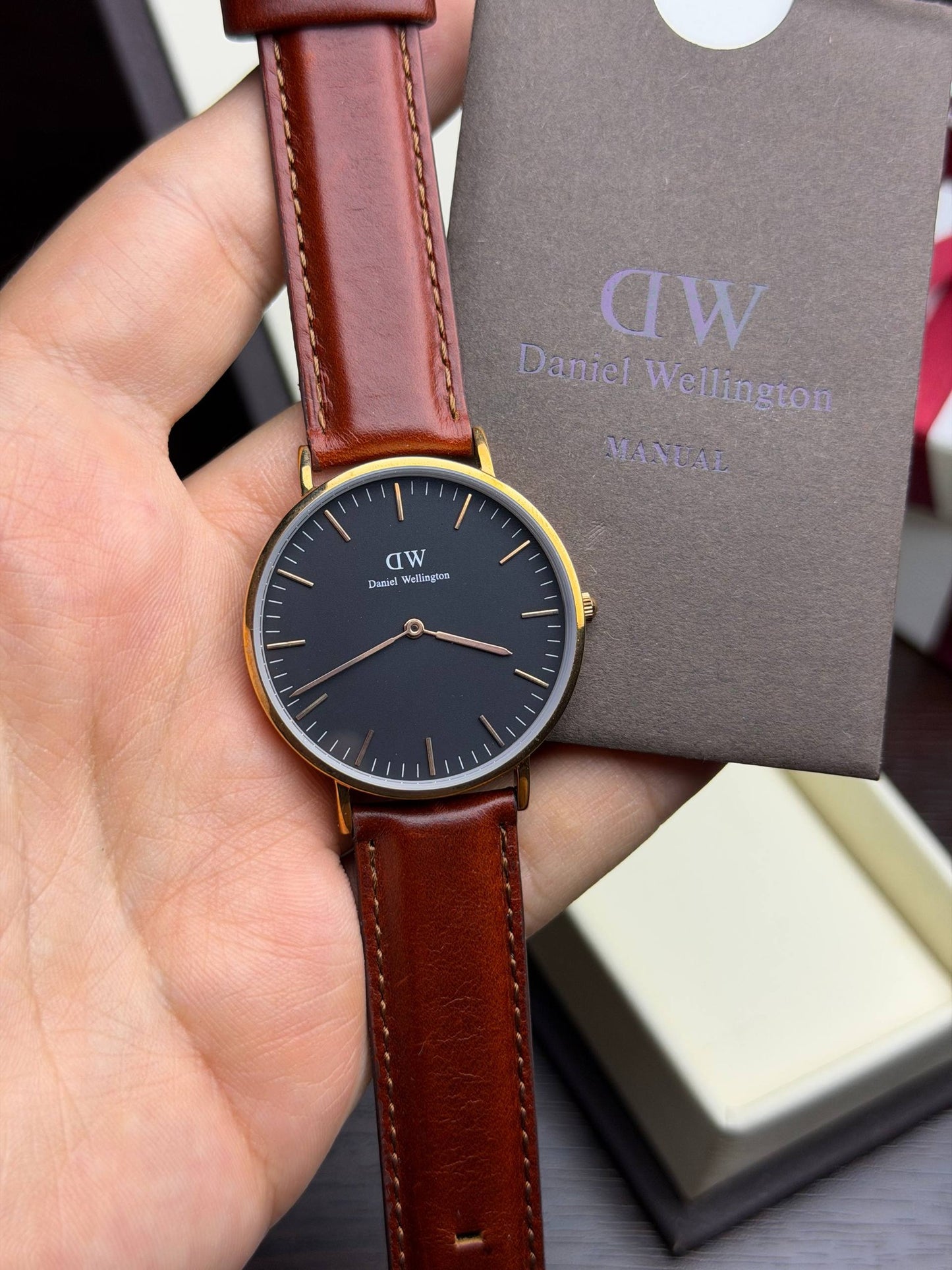 Montre analogique Daniel Wellington Bracelet Marron Fond Noir