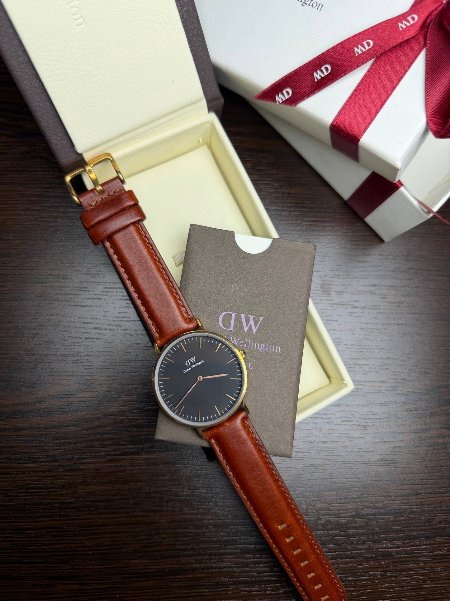 Montre analogique Daniel Wellington Bracelet Marron Fond Noir