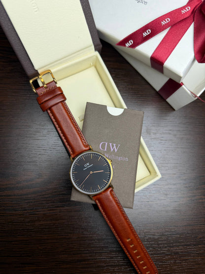 Montre analogique Daniel Wellington Bracelet Marron Fond Noir
