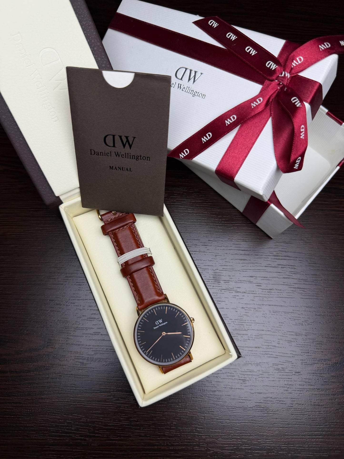 Montre analogique Daniel Wellington Bracelet Marron Fond Noir