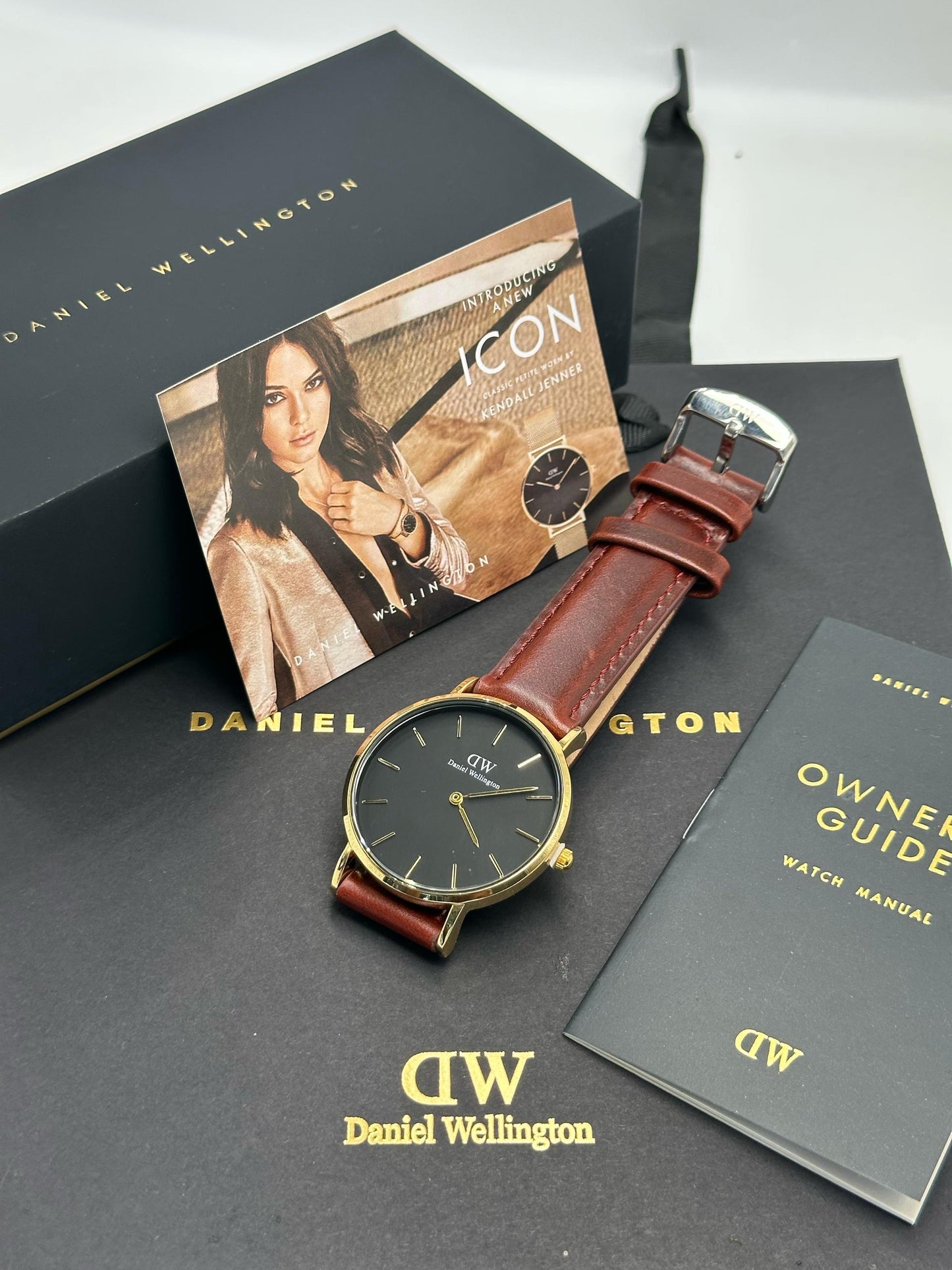 Montre analogique Daniel Wellington Bracelet Marron Fond Noir