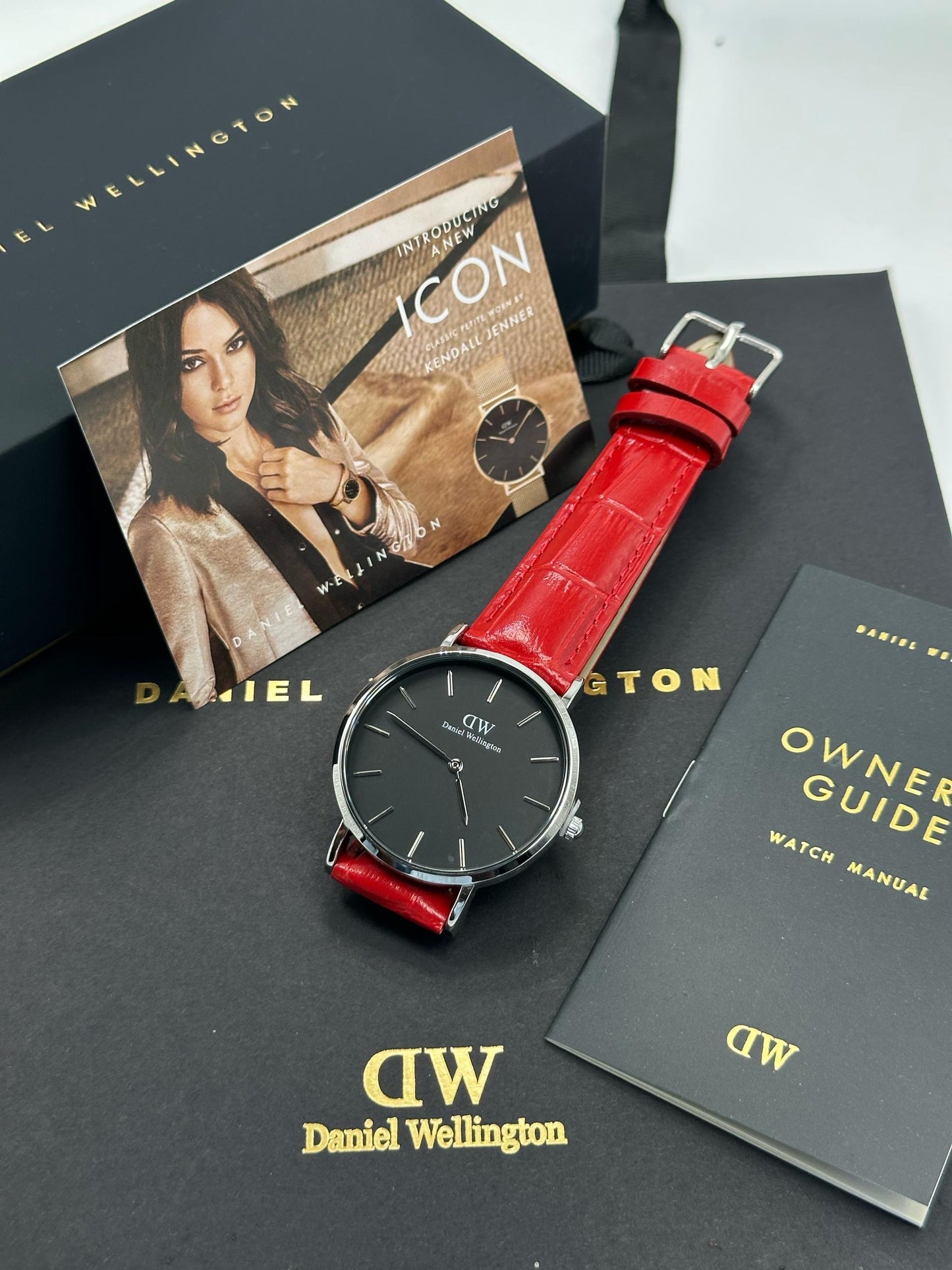 Montre analogique Daniel Wellington Bracelet Rouge Fond Noir