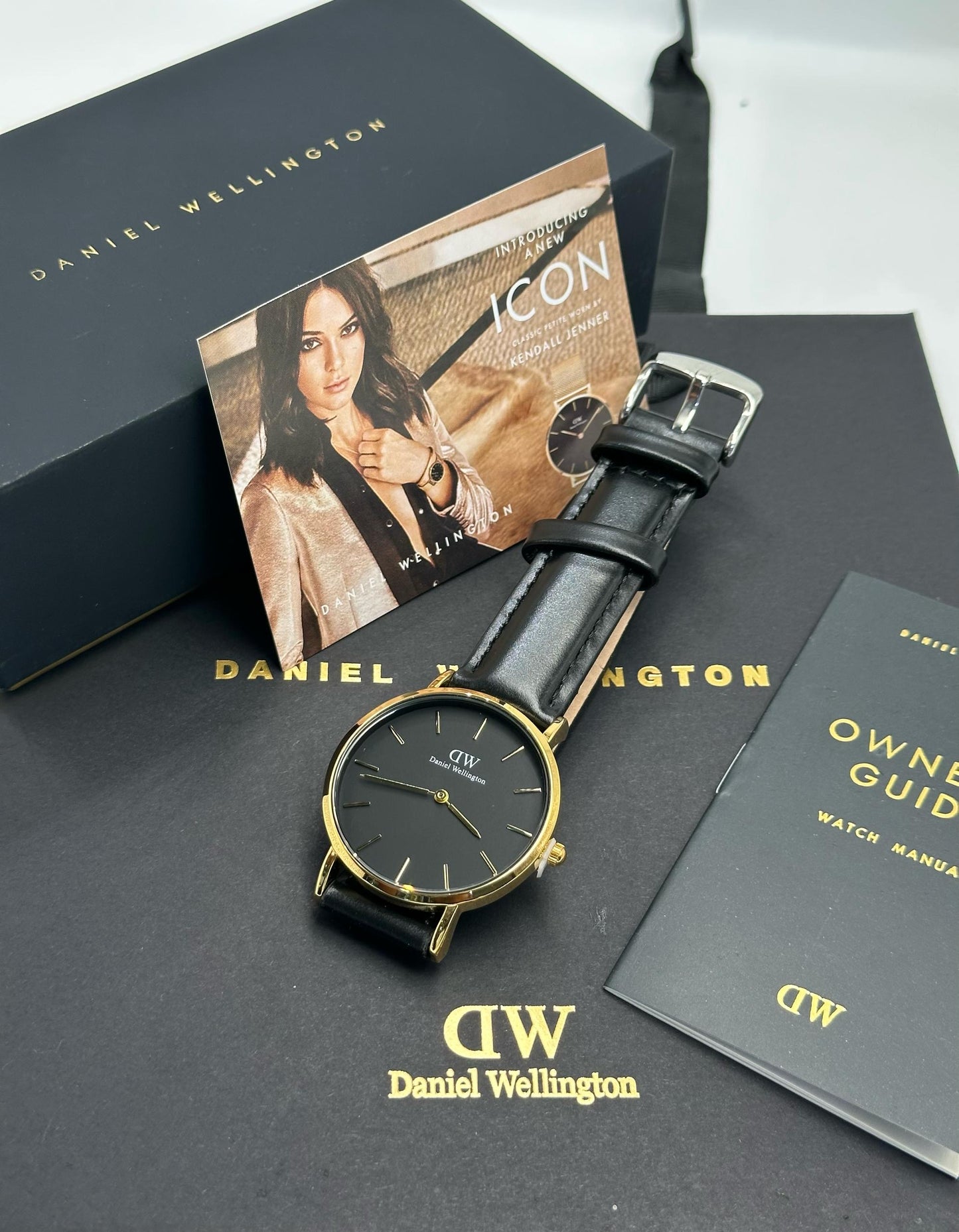 Montre analogique Daniel Wellington Bracelet Noir Fond Noir