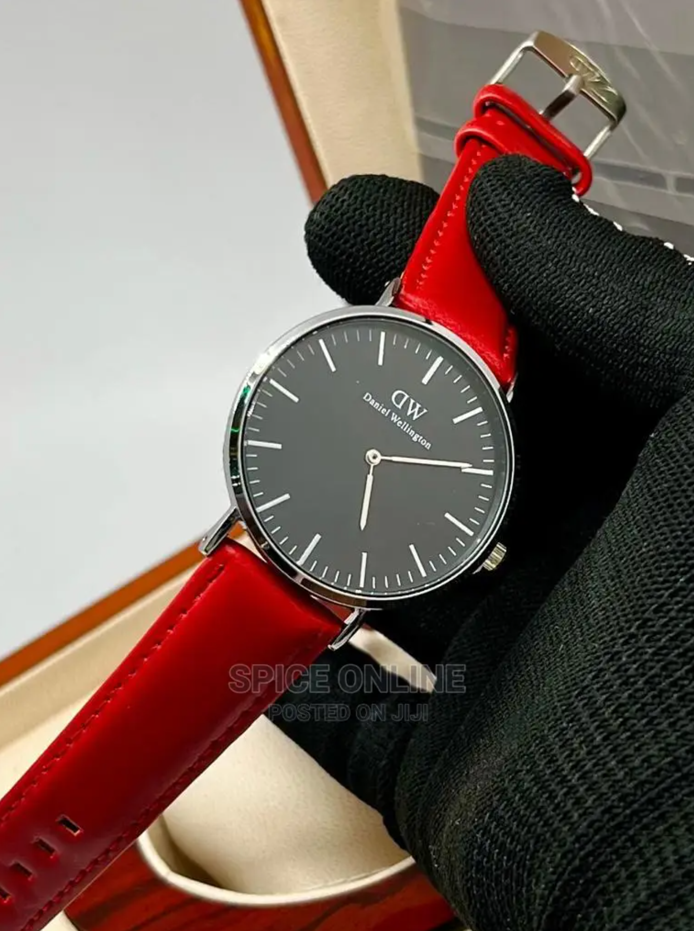 Montre analogique Daniel Wellington Bracelet Rouge Fond Noir