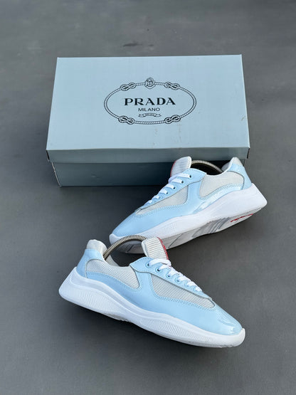 Baskets Prada America's Cup en cuir verni et tissu technique Bleu ciel Blanc