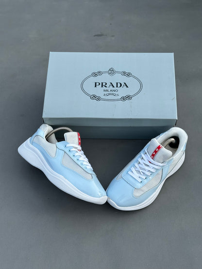 Baskets Prada America's Cup en cuir verni et tissu technique Bleu ciel Blanc