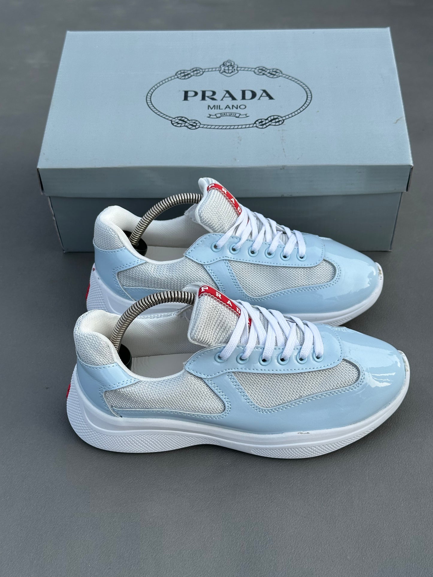 Baskets Prada America's Cup en cuir verni et tissu technique Bleu ciel Blanc