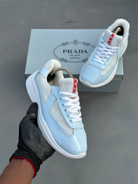 Baskets Prada America's Cup en cuir verni et tissu technique Bleu ciel Blanc