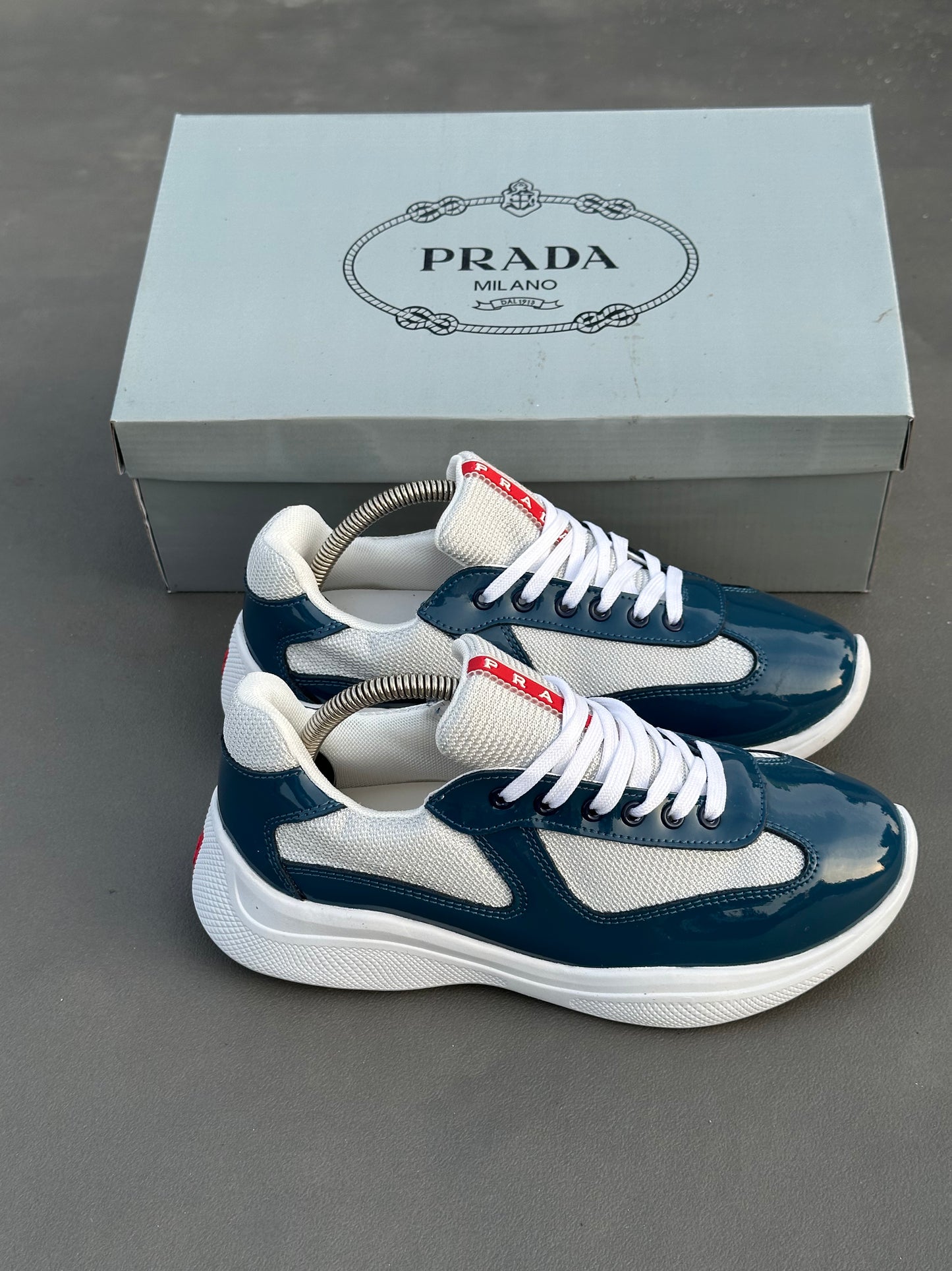Baskets Prada America's Cup en cuir verni et tissu technique Bleu Foncé-Blanc