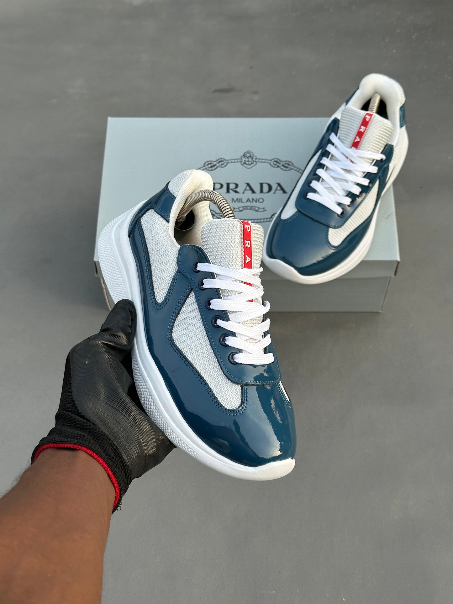Baskets Prada America's Cup en cuir verni et tissu technique Bleu Foncé-Blanc