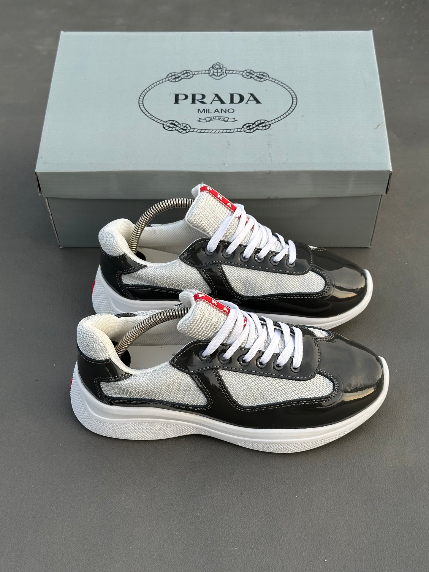 Baskets Prada America's Cup en cuir verni et tissu technique Noir-Blanc